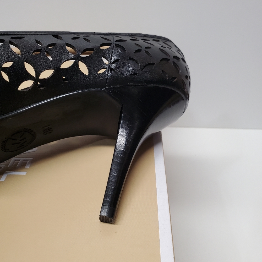 MK Flex Mid Pump cutout Leather heels ๐ - Picture 7 of 9